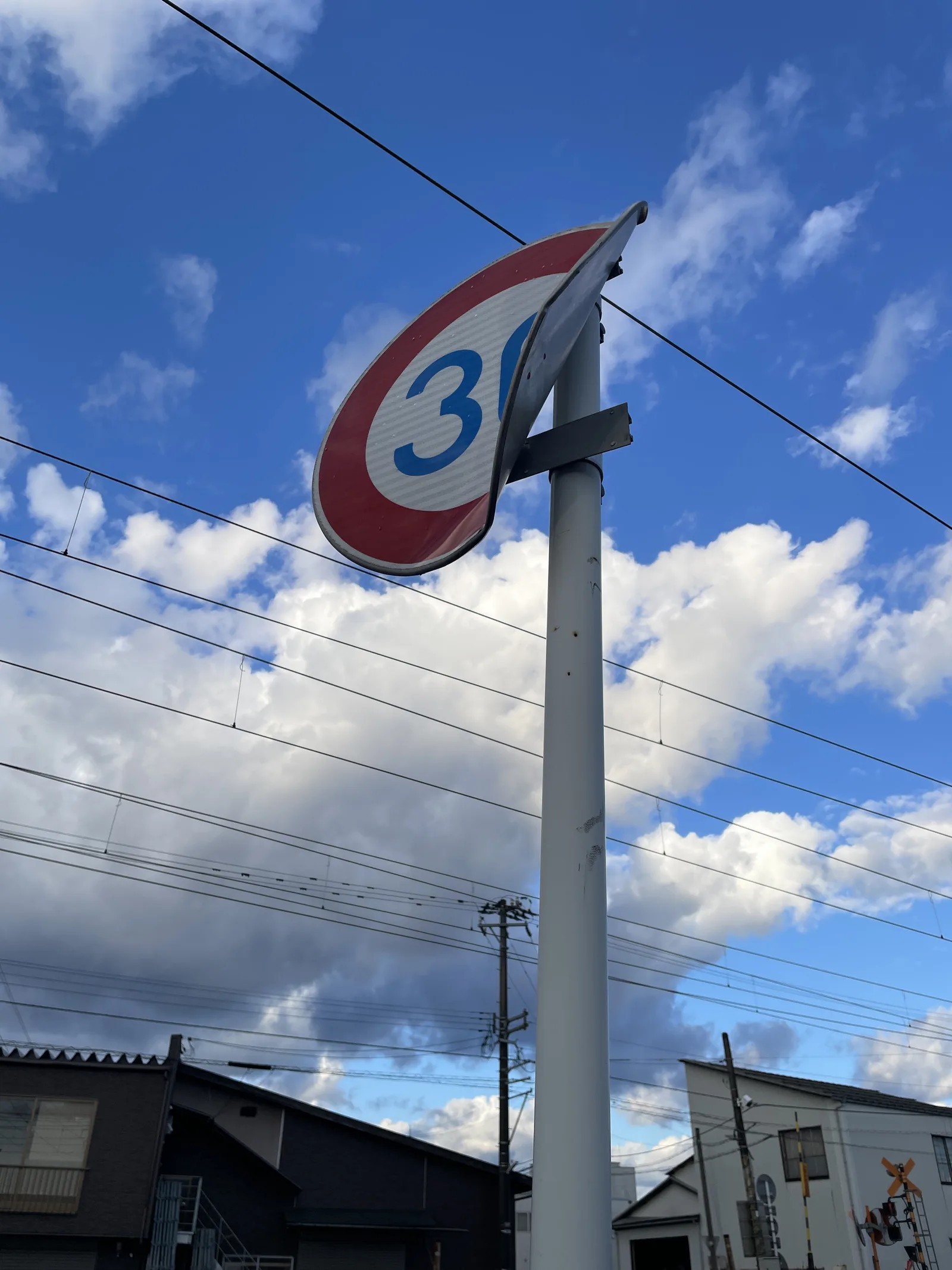 曲がったまま残されている道路標識